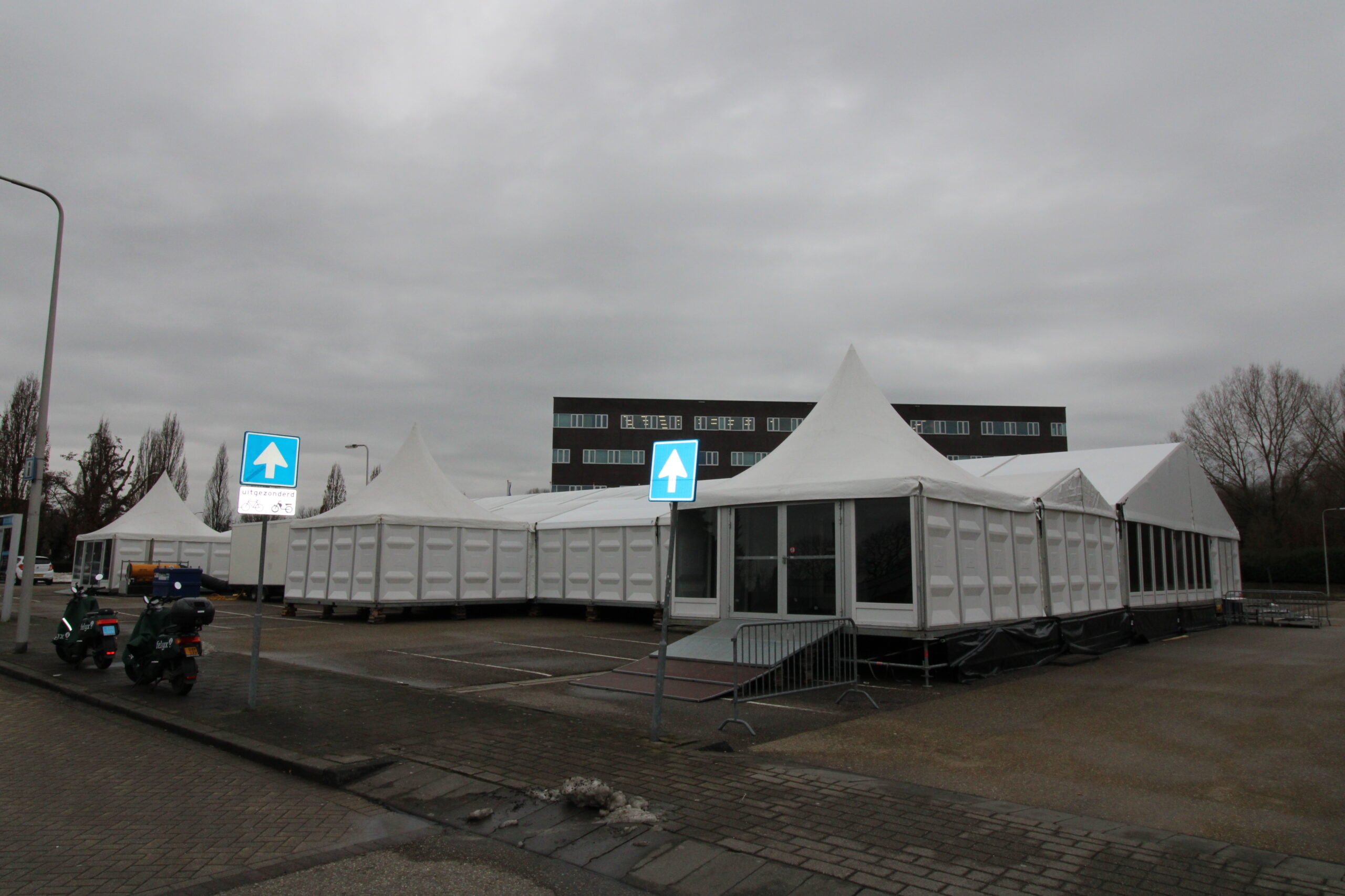 Vaccinatie locatie naast de metro